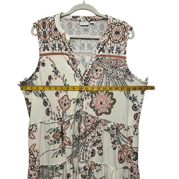 New Directions Plus Size Tank Top size 1X. . Floral print, v-neck. - Picture 3 of 5